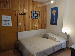 3 dormitorios y tabla de planchar con plancha