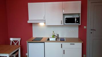 Fridge, microwave, stovetop, coffee/tea maker