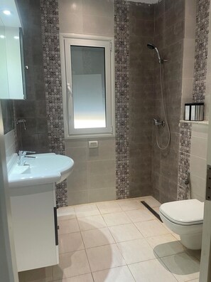 Shower, hair dryer, towels, soap - Condo Yasmine (Yasmine Hammamet)