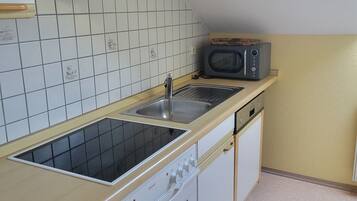 Mikroaaltouuni, uuni, liesi, astianpesukone