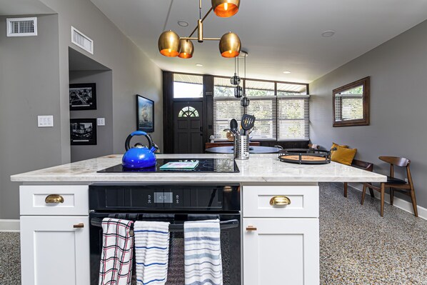 Réfrigérateur, micro-ondes, four, plaque de cuisson