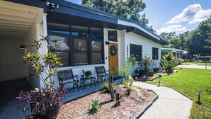Une maison moderne à deux étages, dotée d’un porche à l’avant, d’une boîte aux lettres et du numéro « 201 » sur la porte.