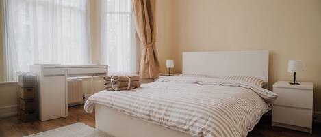 1 slaapkamer, een strijkplank/strijkijzer, wifi, beddengoed