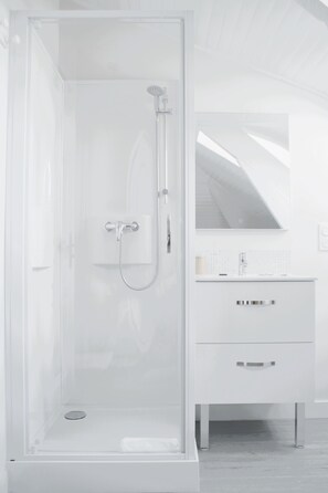 Kamar Double Standar | Kamar mandi | Shower, handuk, sabun, dan sampo