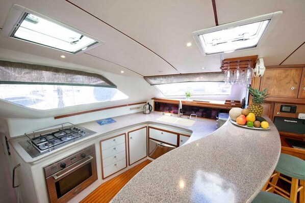 KĂŒhlschrank, Mikrowelle, Ofen, Herdplatte