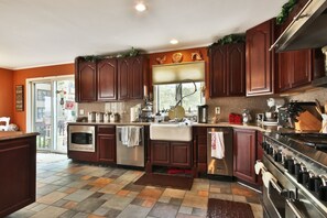Fridge, microwave, stovetop, dishwasher - LUXURY 3,250SQFT TOWNHOUSE WITH MANHATTAN & OCEAN VIEWS - 15MINS TO TIMES SQUARE (Guttenberg)