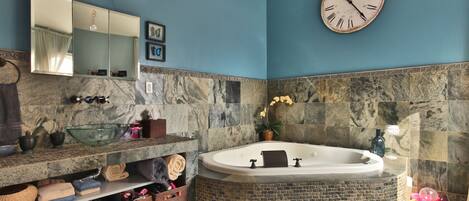 Boblebad, hårføner, håndklær og såpe