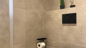 Haartrockner, HandtĂŒcher, Seife, Toilettenpapier