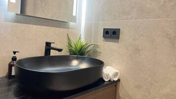 Haartrockner, HandtĂŒcher, Seife, Toilettenpapier