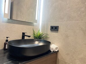 SĂšche-cheveux, serviettes fournies, savon, papier toilette