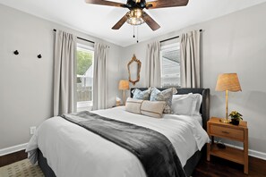 3 Schlafzimmer, Schreibtisch, Bügeleisen/Bügelbrett, Reisekinderbett