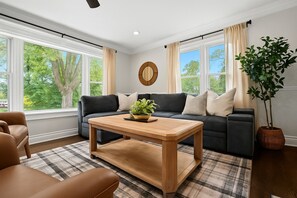 Smart-TV, Kamin, Tischtennisplatte, Bücher