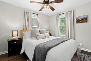 3 slaapkamers, een bureau, een strijkplank/strijkijzer, reisbedje