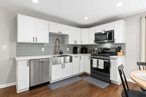 Refrigerador, microondas, horno, placa de cocina