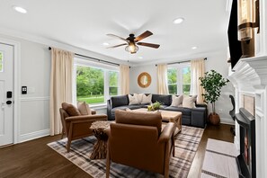 Een smart-tv, een open haard, een tafeltennistafel en boeken