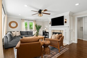 Smart TV, fireplace, ping pong, books - New! Private Lakefront Retreat [3BR/2BA] Game Room (Waterford Township)