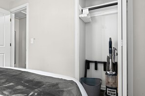 3 habitaciones, escritorio y tabla de planchar con plancha