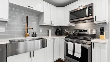 Refrigerador, microondas, horno y parrilla de estufa