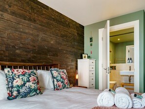 2 bedrooms, iron/ironing board, free WiFi, bed sheets - City Centre | Top Floor w/ Balcony & Sunset Views | Pass the Keys (Belfast)