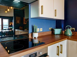 Kühlschrank, Mikrowelle, Ofen, Geschirrspüler