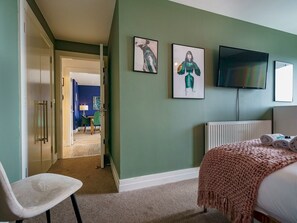 2 bedrooms, iron/ironing board, free WiFi, bed sheets - City Centre | Top Floor w/ Balcony & Sunset Views | Pass the Keys (Belfast)