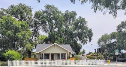 Charming 3-bedroom house walking distance to the lake, restaurants, pet friendly