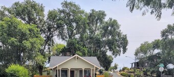 Charming 3-bedroom house walking distance to the lake, restaurants, pet friendly