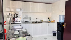 Full-size fridge, microwave, oven, stovetop - Golden Gate  (Abu Dhabi)