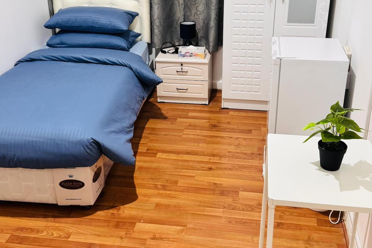 Superior-Einzelzimmer, Stadtblick | Schreibtisch, laptopgeeigneter Arbeitsplatz, schallisolierte Zimmer