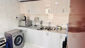 Full-sized fridge, microwave, oven, stovetop