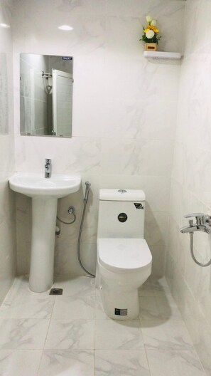 Standard Single Room | Bathroom | Shower, towels, soap, shampoo - Golden Gate  (Abu Dhabi)