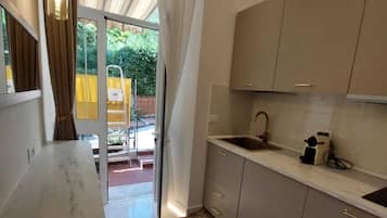 Fridge, oven, stovetop, coffee/tea maker