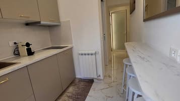 Fridge, oven, stovetop, coffee/tea maker