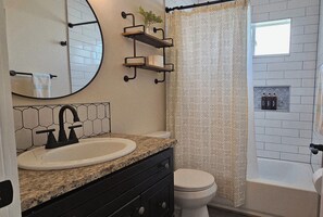 Douche, sèche-cheveux, serviettes fournies, savon