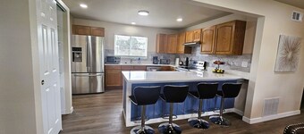 Charming 3BR home with AC near Aurora medical campus, parks & hospitals