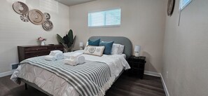 3 chambres, fer et planche à repasser, Wi-Fi, draps fournis