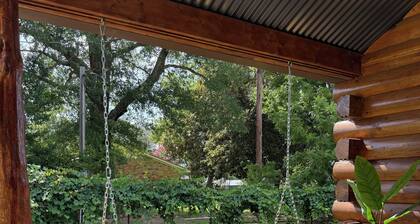 Blackberry Bungalow,,Cozy cabin in charming Longview with WiFi, AC , a