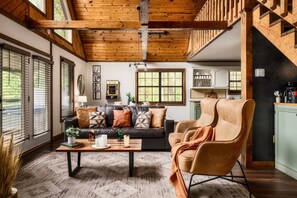 Smart TV, fireplace, table football, books - BEST MTN VIEWS|HotTub|FirePit|Private|Games|Couple (Pigeon Forge)