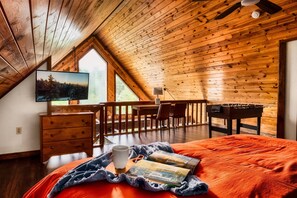 2 bedrooms, desk, iron/ironing board, free WiFi - BEST MTN VIEWS|HotTub|FirePit|Private|Games|Couple (Pigeon Forge)