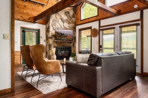 Smart TV, fireplace, table football, books - BEST MTN VIEWS|HotTub|FirePit|Private|Couple|Games (Pigeon Forge)