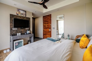 Caja de seguridad en la habitación y tabla de planchar con plancha