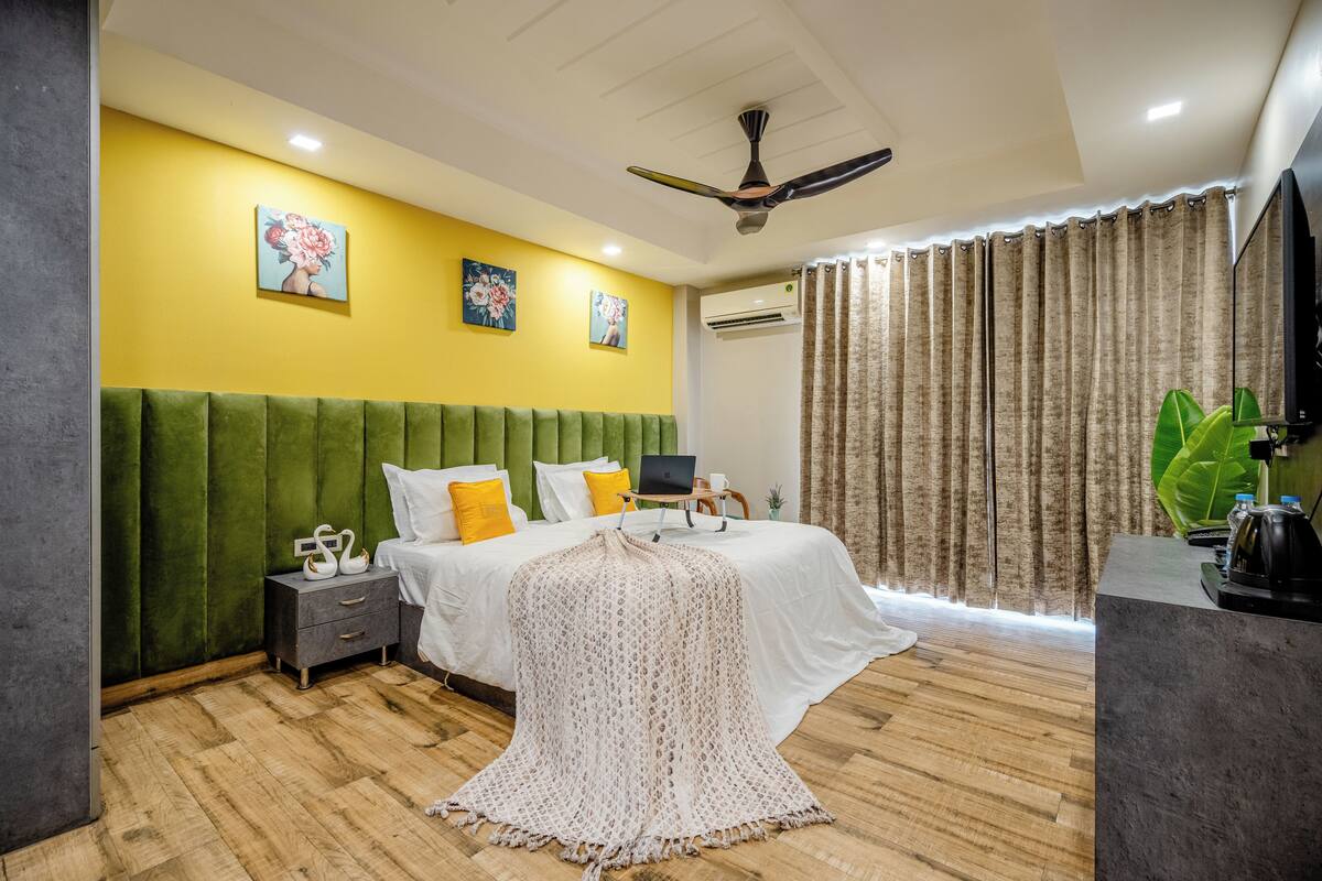 Superior Double Room, City View | In-room safe, iron/ironing board (on request), WiFi (free)