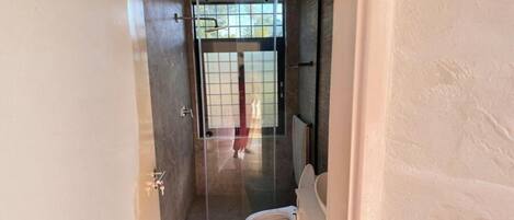 Regadera, toallas, jabón, papel de baño