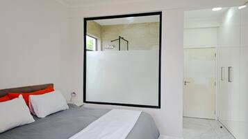 2 bedrooms, in-room safe, iron/ironing board, free WiFi
