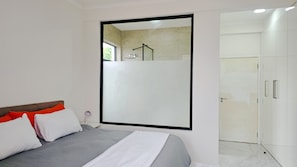 2 bedrooms, in-room safe, iron/ironing board, free WiFi