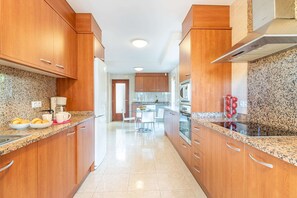 Villa | Private kitchen - Villa in Empuriabrava With Private Pool & Mooring (Castello d'Empuries)
