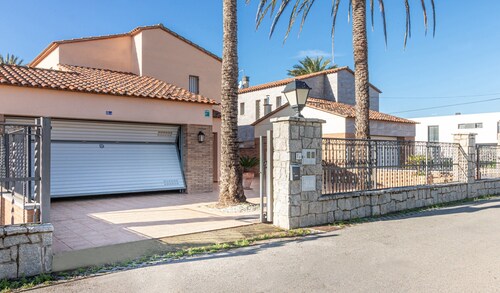 Elegant Family Villa With Pool, Mooring