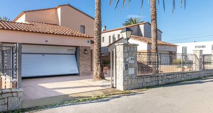 Elegant Family Villa With Pool, Mooring