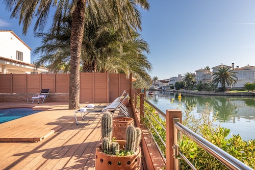 Villa in Empuriabrava With Private Pool & Mooring