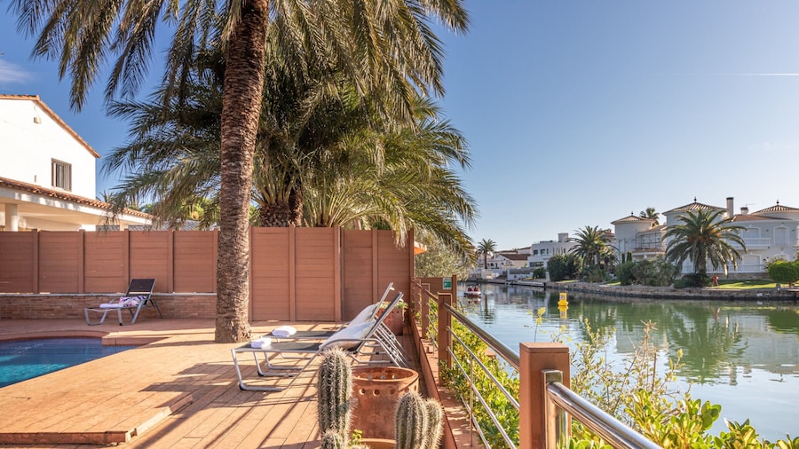 Villa in Empuriabrava With Private Pool & Mooring